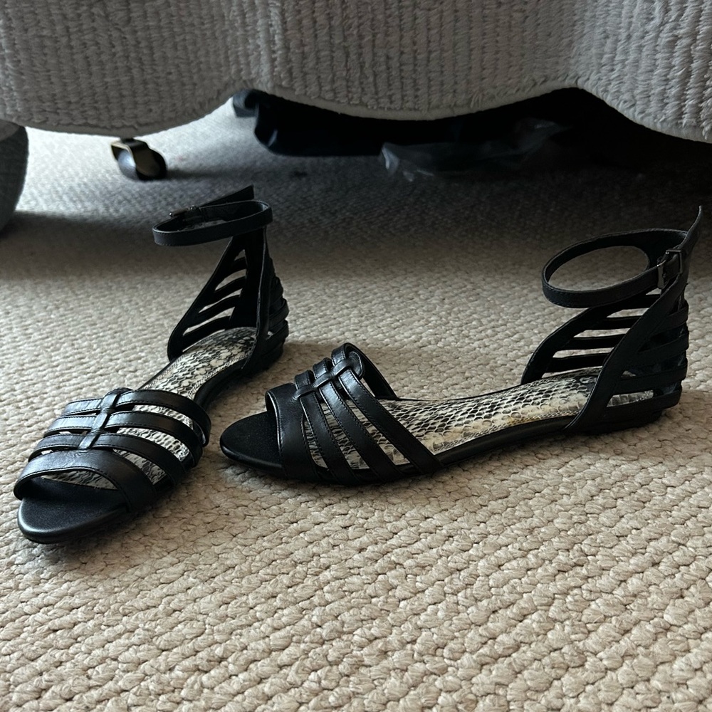 NEW, NEVER WORN Gianni Bini Black Strappy Flat Sandals, Size 8.5